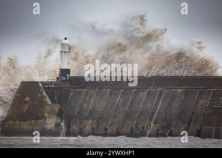 Porthcawl-Sturm, die Küste wird von den Wellen zertrümmert Stockfoto