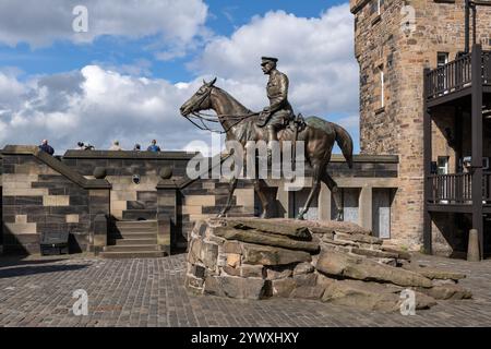 Earl Haig Monument am Hospital Square in Edinburgh Castle, Stadt Edinburgh, Schottland, Großbritannien. Bronzestatue des Feldmarses aus dem Ersten Weltkrieg Stockfoto