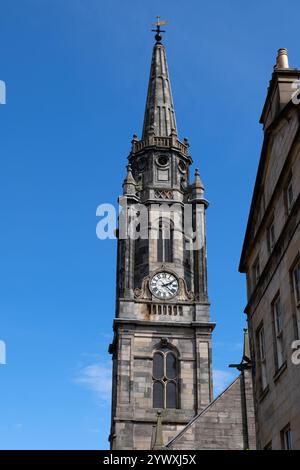 Der Tron Kirk Turm mit Uhr in Edinburgh, Schottland, Großbritannien. Ehemalige Hauptpfarrkirche in Edinburghs High Street, Wahrzeichen der Royal Mile aus dem 17. Jahrhundert Stockfoto