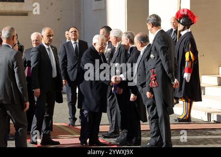 Der palästinensische Präsident Mahmud Abbas trifft sich mit Papst Franziskus im Rahmen seines offiziellen Besuchs in Vatikanstadt ein. Der palästinensische Präsident Mahmud Abbas trifft Papst Franziskus am 12. Dezember 2024 im Rahmen seines offiziellen Besuchs in Vatikanstadt ein. Foto: Thaer Ganaim apaimages Vatikan Italien 121224 Vatican PPO 0011 Copyright: XapaimagesxThaerxGanaimxxapaimagesx Stockfoto