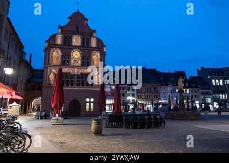 Hauptplatz in der Stadt Mulhouse bei Nacht in Frankreich. Auf der linken Seite Geschichts- und Archäologiemuseum im ehemaligen Gebäude des Alten Rathauses. Stockfoto