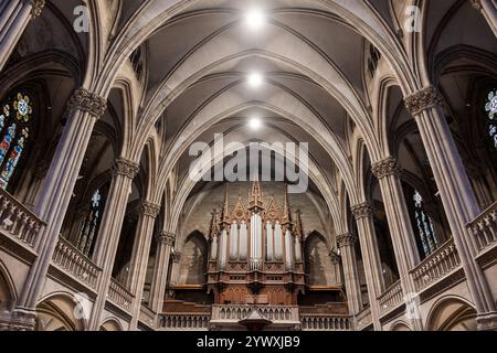 protestantische Kirche Saint Etienne - der Tempel Saint-Etienne im Inneren mit Pfeifenorgel in der Stadt Mulhouse, Elsass, Frankreich. Stockfoto