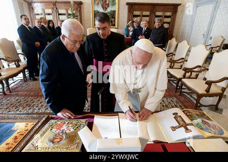 Der palästinensische Präsident Mahmud Abbas trifft sich mit Papst Franziskus im Rahmen seines offiziellen Besuchs in Vatikanstadt ein. Der palästinensische Präsident Mahmud Abbas trifft Papst Franziskus am 12. Dezember 2024 im Rahmen seines offiziellen Besuchs in Vatikanstadt ein. Foto: Thaer Ganaim apaimages Vatikan Italien 121224 Vatican PPO 004 Copyright: XapaimagesxThaerxGanaimxxapaimagesx Stockfoto