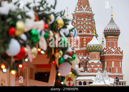 Neujahrsdekoration auf dem Roten Platz. Weihnachtslichter und schneebedeckte Spielzeuge auf dem Hintergrund der Basilius-Kathedrale Stockfoto