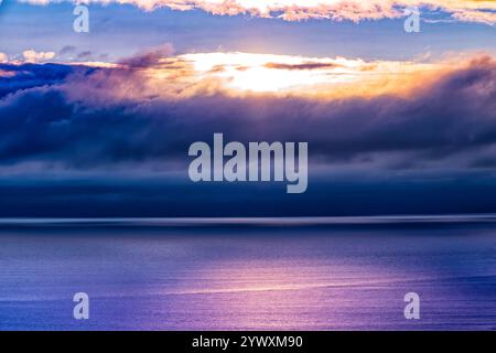 Blue Hour, stimmungsvoller Himmel und Sonnenuntergang mit Blick auf die Bideford Bay von Saunton mit ruhigem Atlantik. Stockfoto