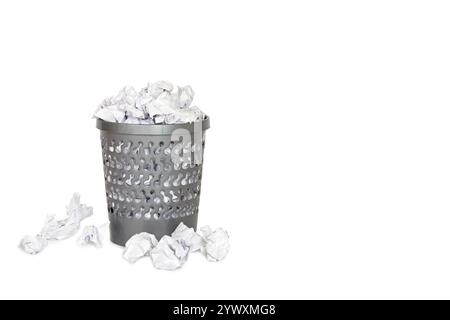 Papierkorb gefüllt mit zerknittertem Papier, isoliert auf weißem Hintergrund Stockfoto