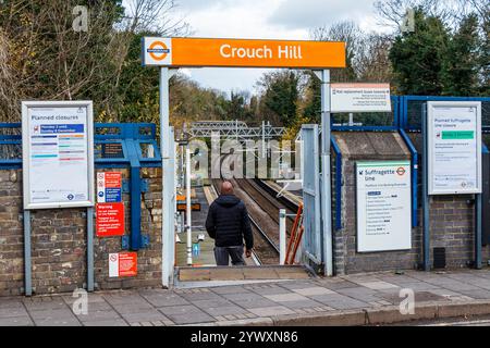 Ein Passagier, der den Bahnhof Crouch Hill auf der Suffragette Line (ehemals Barking Line) in North Islington, London, einfährt Stockfoto