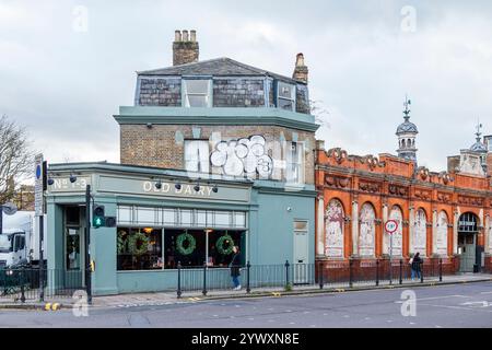 The Old Dairy, ein Pub und Restaurant mit malerischen Wandmalereien aus seiner Zeit als Friern Manor Dairy Farm, eine funktionierende Creamery, Islington, London, Großbritannien Stockfoto