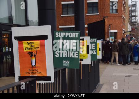 London, Großbritannien. Dezember 2024. Plakate an der Streiklinie vor den Wächterbüros in King's Cross, während die Journalisten des Wächters und des Beobachters ihren Streik über den Verkauf des Beobachters an Tortoise Media fortsetzen. Quelle: Vuk Valcic/Alamy Live News Stockfoto