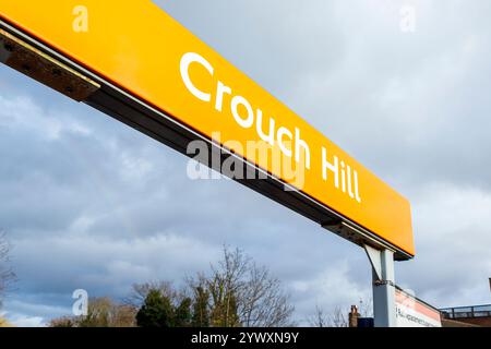 Schild oberhalb des Eingangs zum Bahnhof Crouch Hill auf der Suffragette Line (ehemals Barking Line) in North Islington, London, Großbritannien Stockfoto