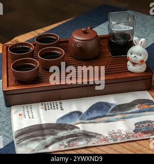 Ein Tee-Set mit einer charmanten Kaninchenfigur, die eine ruhige, kulturelle Atmosphäre schafft Stockfoto