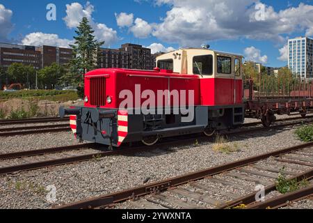 Der alte Dieselzug steht im Sommer auf einem Bahnhofsgelände, Pasila, Helsinki, Finnland. Stockfoto