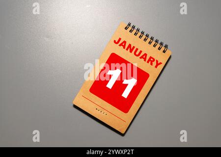 Hölzerner Kalender, eine Reihe von Daten des Monats 11. Januar, auf weißem und transparentem Hintergrund Nahaufnahme Stockfoto