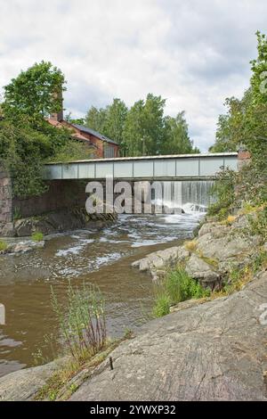 Alter Vanhankaupunginkoski-Damm und Wasserkraftwerk bei bewölktem Sommerwetter, Helsinki, Finnland. Stockfoto