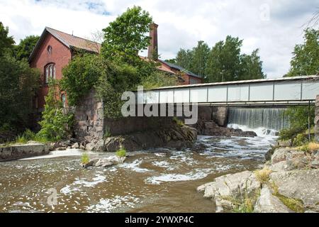 Alter Vanhankaupunginkoski-Damm und Wasserkraftwerk bei bewölktem Sommerwetter, Helsinki, Finnland. Stockfoto