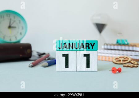 Hölzerner Kalender, eine Reihe von Daten des Monats 11. Januar, auf weißem und transparentem Hintergrund Nahaufnahme Stockfoto