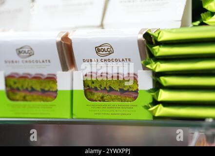 Hamburg, Deutschland. Dezember 2024. Schokoladentafeln mit Dubai-Schokoladenstand an der Theke in einem Kiosk. Quelle: Marcus Brandt/dpa/Alamy Live News Stockfoto