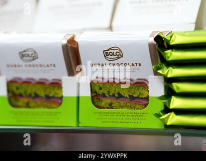 Hamburg, Deutschland. Dezember 2024. Schokoladentafeln mit Dubai-Schokoladenstand an der Theke in einem Kiosk. Quelle: Marcus Brandt/dpa/Alamy Live News Stockfoto