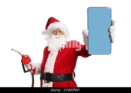 Der Weihnachtsmann hält einen Treibstoffspender und ein Smartphone isoliert auf weißem Hintergrund Stockfoto