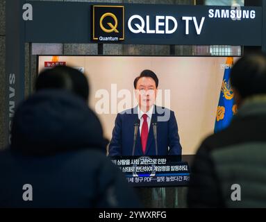 Seoul, Südkorea. Dezember 2024. Eine 24-stündige Fernsehsendung von Yonhapnews am Bahnhof Yongsan zeigt den südkoreanischen Präsidenten Yoon Suk Yeol, der eine Rede im Präsidialbüro in Seoul hält. Der südkoreanische Präsident Yoon Suk Yeol verteidigte seine verpfuschte Erklärung zum Kriegsrecht als Regierungsakt und lehnte die ihm gegenüber stehenden Aufstandsanklagen ab, während er schwor, bis zum letzten Moment gegen eine Amtsenthebung oder eine Untersuchung des Kriegsrechts zu kämpfen. Quelle: SOPA Images Limited/Alamy Live News Stockfoto