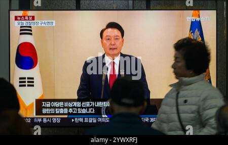 Seoul, Südkorea. Dezember 2024. Eine 24-stündige Fernsehsendung von Yonhapnews am Bahnhof Yongsan zeigt den südkoreanischen Präsidenten Yoon Suk Yeol, der eine Rede im Präsidialbüro in Seoul hält. Der südkoreanische Präsident Yoon Suk Yeol verteidigte seine verpfuschte Erklärung zum Kriegsrecht als Regierungsakt und lehnte die ihm gegenüber stehenden Aufstandsanklagen ab, während er schwor, bis zum letzten Moment gegen eine Amtsenthebung oder eine Untersuchung des Kriegsrechts zu kämpfen. Quelle: SOPA Images Limited/Alamy Live News Stockfoto