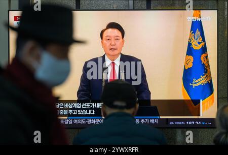 Seoul, Südkorea. Dezember 2024. Eine 24-stündige Fernsehsendung von Yonhapnews am Bahnhof Yongsan zeigt den südkoreanischen Präsidenten Yoon Suk Yeol, der eine Rede im Präsidialbüro in Seoul hält. Der südkoreanische Präsident Yoon Suk Yeol verteidigte seine verpfuschte Erklärung zum Kriegsrecht als Regierungsakt und lehnte die ihm gegenüber stehenden Aufstandsanklagen ab, während er schwor, bis zum letzten Moment gegen eine Amtsenthebung oder eine Untersuchung des Kriegsrechts zu kämpfen. Quelle: SOPA Images Limited/Alamy Live News Stockfoto