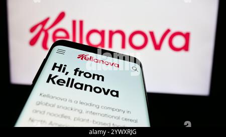 Deutschland. Juli 2024. In dieser Abbildung ist ein Mobiltelefon mit der Webseite des US-amerikanischen Lebensmittelunternehmens Kellanova Company vor dem Geschäftslogo zu sehen. (Credit Image: © Timon Schneider/SOPA Images via ZUMA Press Wire) NUR REDAKTIONELLE VERWENDUNG! Nicht für kommerzielle ZWECKE! Stockfoto