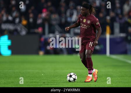 Turin, Italien. Dezember 2024. Jeremy Doku vom FC Manchester City in Aktion beim Spiel der UEFA Champions League 2024-25 zwischen Juventus FC und Manchester City am 11. Dezember 2024 in Turin, Italien. Quelle: Marco Canoniero/Alamy Live News Stockfoto