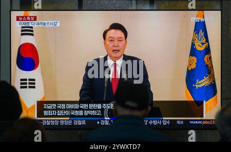 Seoul, Südkorea. Dezember 2024. Eine 24-stündige Fernsehsendung von Yonhapnews am Bahnhof Yongsan zeigt den südkoreanischen Präsidenten Yoon Suk Yeol, der eine Rede im Präsidialbüro in Seoul hält. Der südkoreanische Präsident Yoon Suk Yeol verteidigte seine verpfuschte Erklärung zum Kriegsrecht als Regierungsakt und lehnte die ihm gegenüber stehenden Aufstandsanklagen ab, während er schwor, bis zum letzten Moment gegen eine Amtsenthebung oder eine Untersuchung des Kriegsrechts zu kämpfen. (Foto: Kim Jae-Hwan/SOPA Images/SIPA USA) Credit: SIPA USA/Alamy Live News Stockfoto