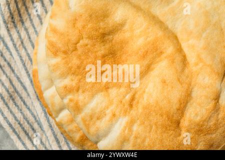 Hausgemachtes griechisches Pita-Brot zum Verzehr Stockfoto