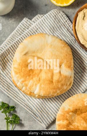 Hausgemachtes griechisches Pita-Brot zum Verzehr Stockfoto