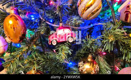 Weihnachtsbaum dekoriert mit vielen schönen Spielzeugen, heller bunter Feiertagshintergrund Stockfoto