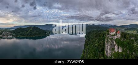 Bled, Slowenien - aus der Vogelperspektive auf die wunderschöne Burg Blejski Grad mit dem See Blejsko Jezero, der Kirche der Himmelfahrt von Maria und Juli Stockfoto