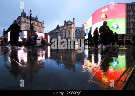 Piccadilly Circus, London, Großbritannien. Dezember 2024. Wetter in Großbritannien: Regen im Zentrum von London. Quelle: Matthew Chattle/Alamy Live News Stockfoto