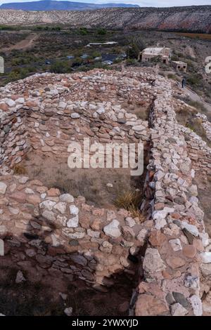 Foto einer restaurierten Pueblo-Mauer am Tuzigoot National Monument, Cottonwood, Arizona, USA. Stockfoto