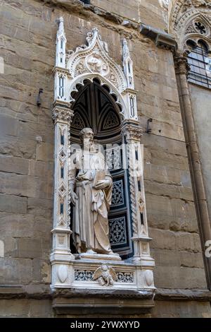 Markusstatue in der Kirche Orasanmichele in Florenz, Italien. Markus war der schutzheilige der Leinenweber & -Händler-Gilde. Die Statue W Stockfoto