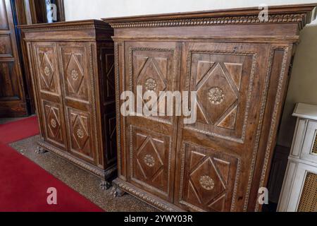 Antike geschnitzte Holzschränke A im Schlafzimmer im Palazzo Medici Riccardi, Florenz, Italien. Stockfoto