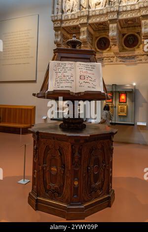 Geschnitzter hölzerner Chorvortrag aus dem 16. Jahrhundert im Duomo Museum in Florenz, Italien. Stockfoto