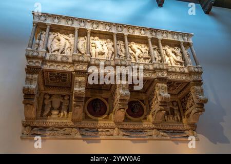 Eine Gesangsgalerie mit zwei Bronzeköpfen von Donatello im Duomo Museum in Florenz, Italien. Ca. 1433-1439 n. Chr Stockfoto