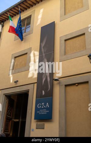 Ein Schild an der Außenseite der Galleria Dell'Accademia in Florenz, Italien. Stockfoto