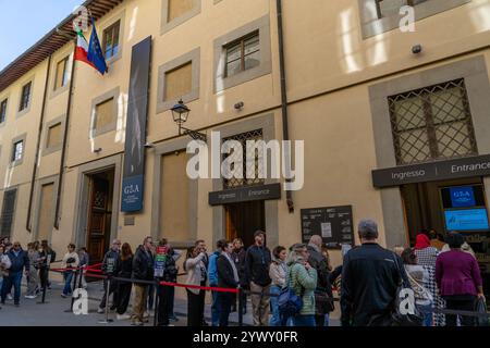 Besucher in der Warteschlange, um die Galleria Dell'Accademia in Florenz, Italien, zu betreten. Stockfoto