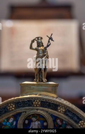 Detail der Statue Christi auf der Reliquie des „kleinen Buches“ im Duomo Museum in Florenz, Italien. Stockfoto