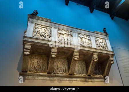 Eine aus Marmor geschnitzte Gesangsgalerie von Lucca della Robbia im Duomo Museum in Florenz, Italien. Originalteile wurden im 15. Jahrhundert geschnitzt, aber Stockfoto
