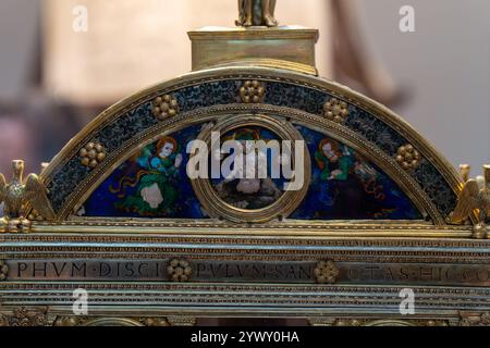 Detail der Figur Christi auf der Reliquie des „kleinen Buches“ im Dom-Museum in Florenz, Italien. Stockfoto