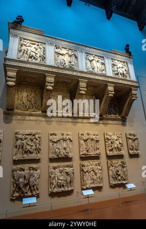 Eine aus Marmor geschnitzte Gesangsgalerie von Lucca della Robbia im Duomo Museum in Florenz, Italien. Originalteile wurden im 15. Jahrhundert geschnitzt, aber Stockfoto