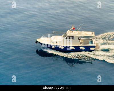 Korcula, Kroatien - 30. Juni 2024: Pilotenboot bei Annäherung an die Adria, Nahaufnahme Stockfoto