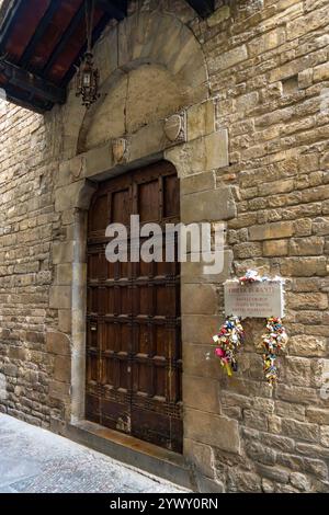 Hauptportal der Kirche der Heiligen Margarete von Antiochia in Florenz, Italien. Es war die Kirche von Dante Alighieri. Stockfoto