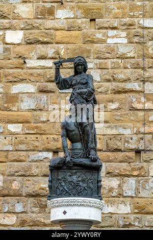 Bronzestatue von Judith und Holofernes von Donatello auf der Piazza della Signoria in Florenz, Italien. Dies ist eine Kopie des Originals, das sich in t befindet Stockfoto