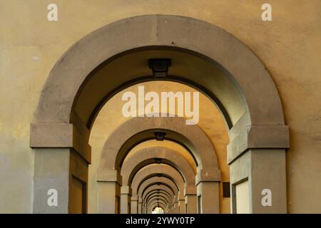 Abstrakte Komposition der Bögen, die den Vasari-Korridor von der Ponte Vecchio in Florenz, Italien, stützen. Stockfoto