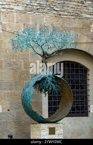 Der Baum des Lebens, eine Bronzeskulptur von Andrea Roggi, auf einer Straße in Florenz, Italien, außerhalb der Uffizien Galerie. Stockfoto